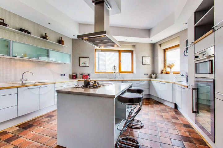 Дом 600 м² на участке 30 сот.