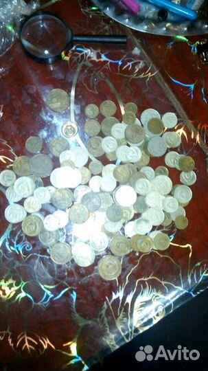 Банкноты монеты значки