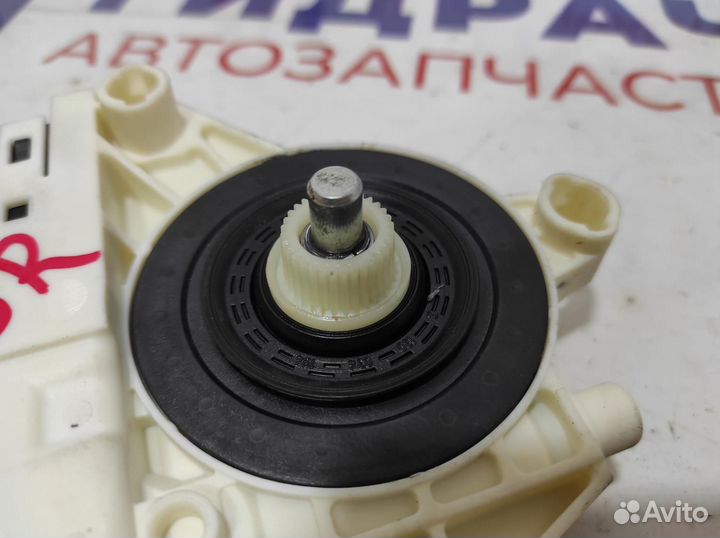 Моторчик стеклоподъемника задний правый Renault Fluence 827306548R