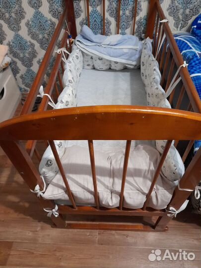 Детская кроватка с матрасом и бортиками