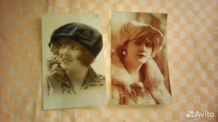 Антикварные открытки цветные.Девушки в кепи.Чистые