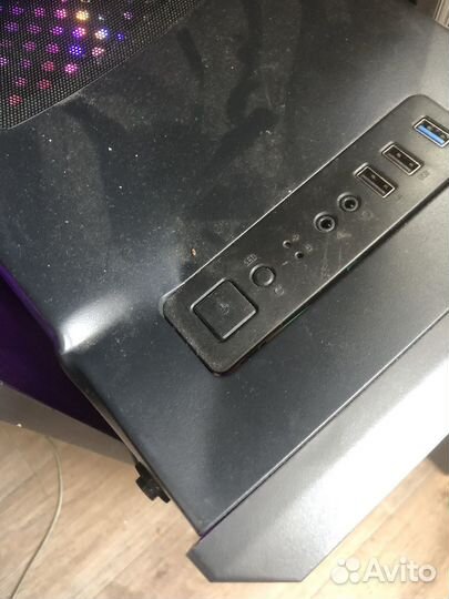 Игровой компьютер с монитором и клавиатурой