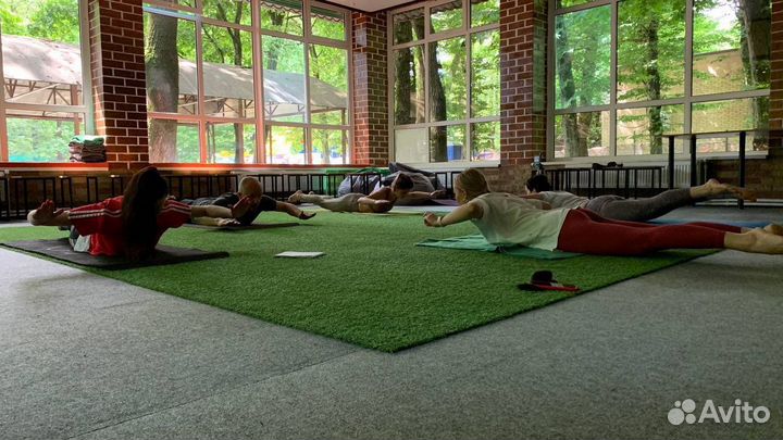 Йога на воздухе в парке