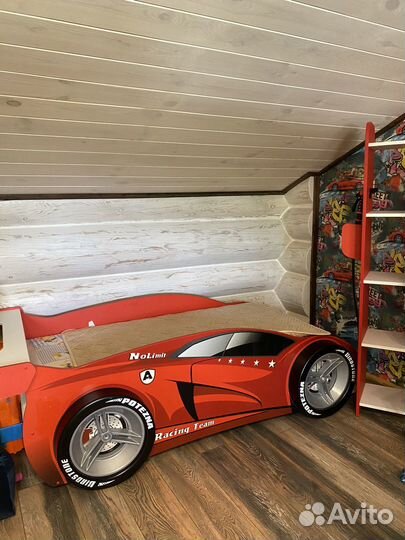 Детская кровать машина, стеллаж заправка, матрас