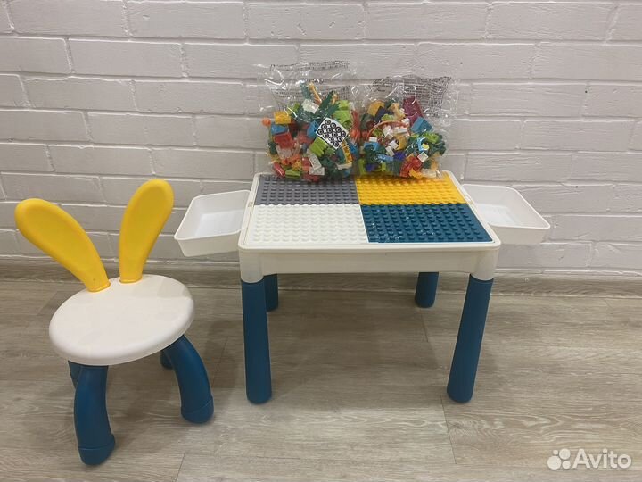 Детский стол с конструктором и стулом