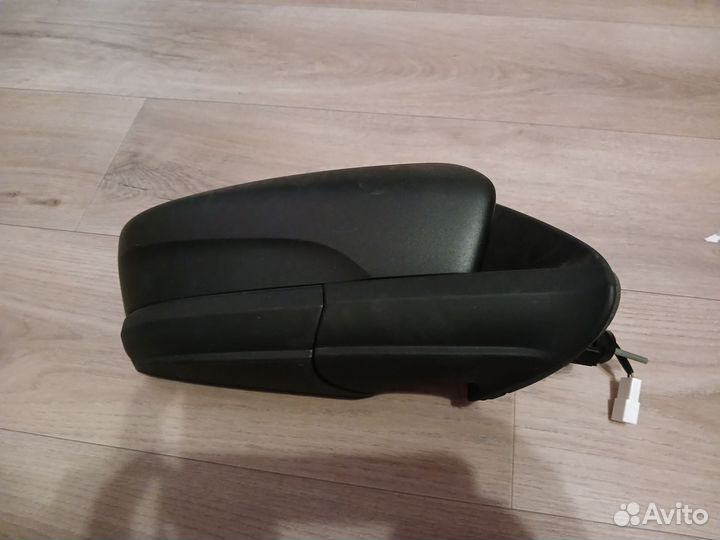 Боковое зеркало