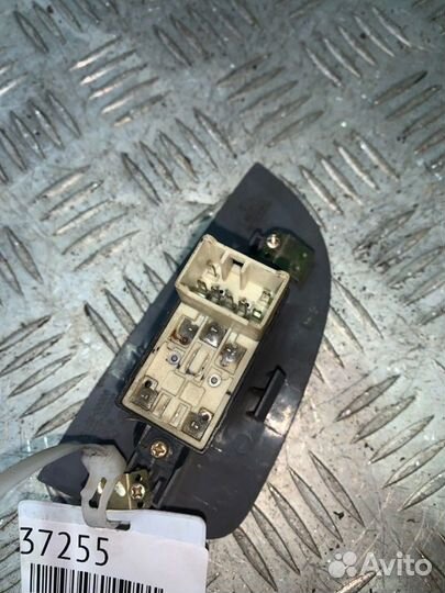 Кнопка стеклоподъемника задняя правая Hyundai