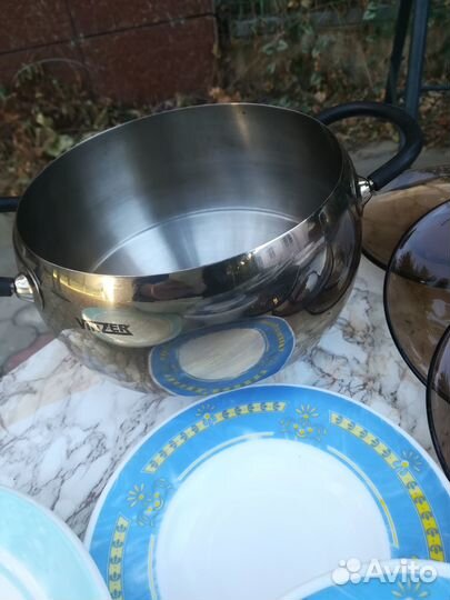 Тарелки,блюдца,сахарница,кастрюля