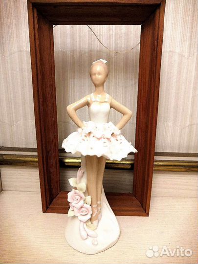 Фарфоровая статуэтка 
