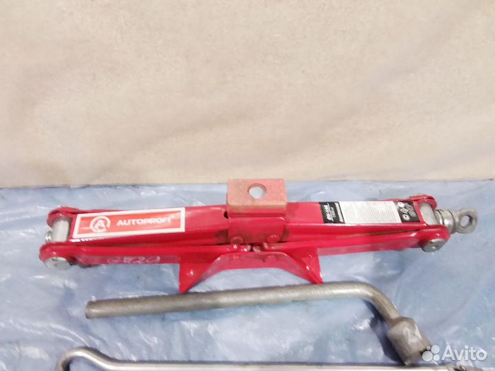 Домкрат Geely Emgrand