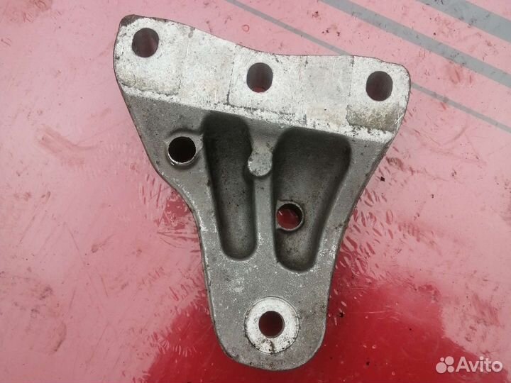 Кронштейн опоры двигателя правый поло седан 5