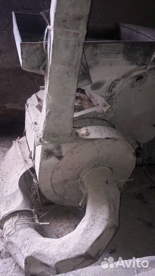 Крупорушка еду для измельчения зенокормов животным