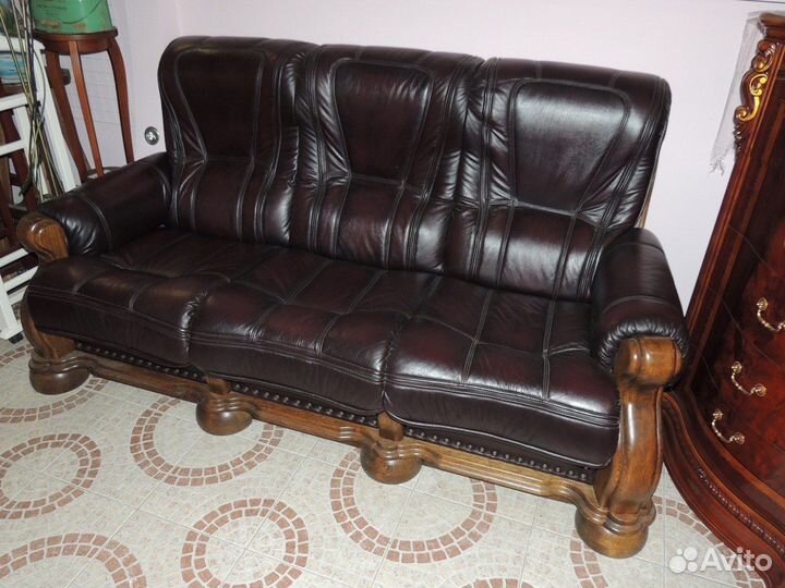 Кожаный комплект: диван и 2 кресла