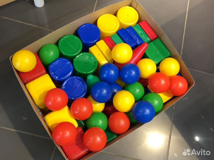 Конструктор и шары из пластика для детей