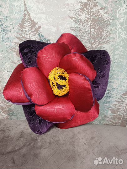 Подушка декоративная цветок