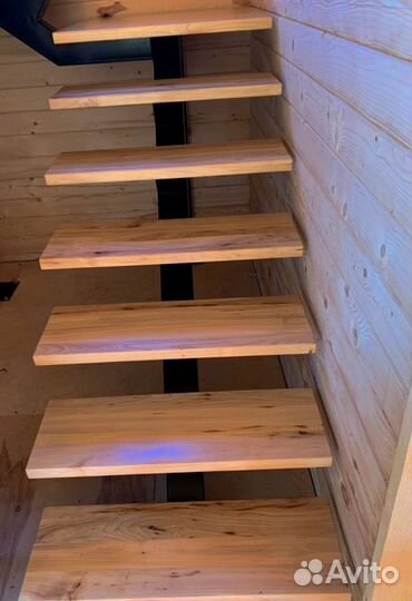 Лестница на металлокаркасе открытого типа