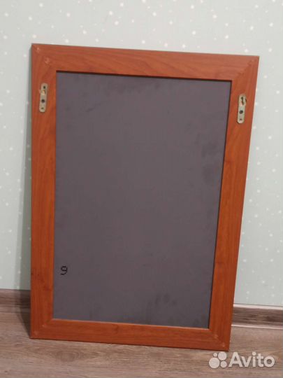 Зеркало в деревянной рамке