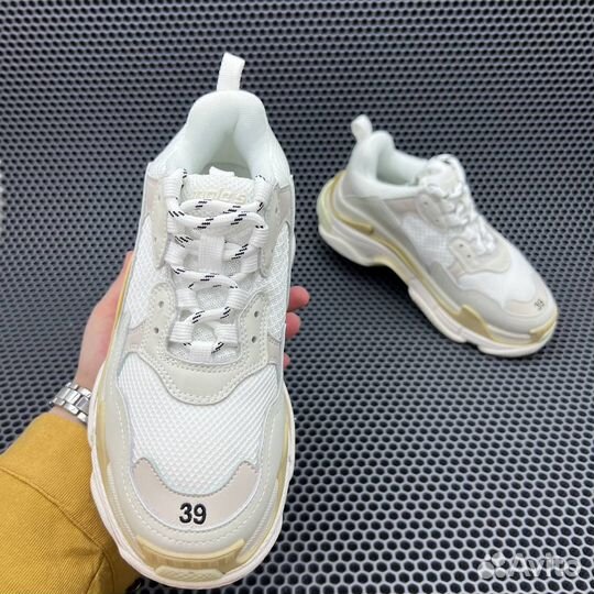 Кроссовки Balenciaga Triple S Beige