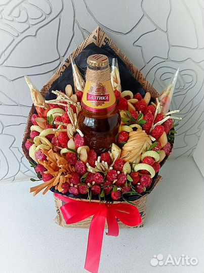 Букет, конверт, ящик для мужчины