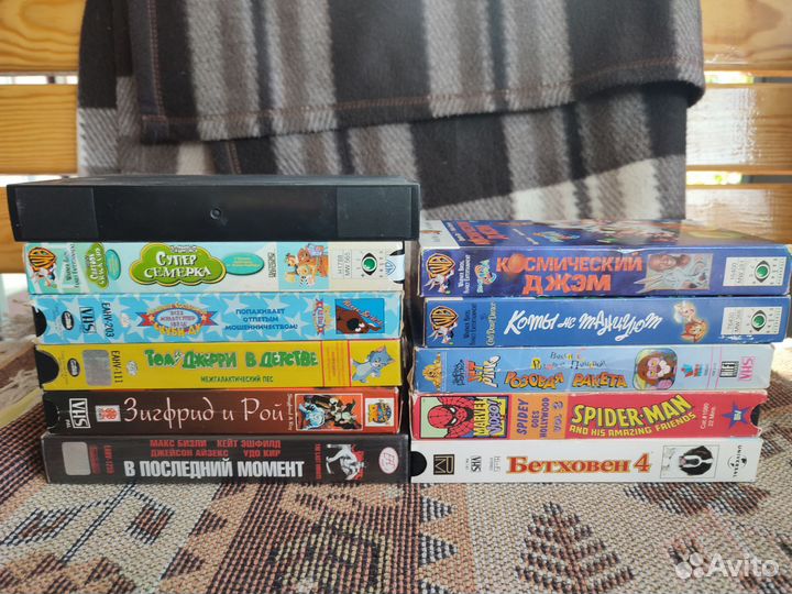 Видеокассеты с фильмами и мультиками