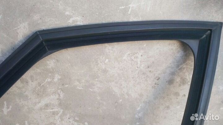 Уплотнитель стекла двери передний левый Citroen C4