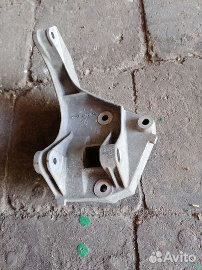 Кронштейн крепления генератора LADA granta