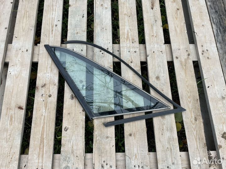 Задее левое стекло Audi 80 b3