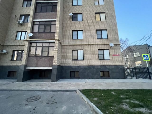 2-к. квартира, 82 м², 1/10 эт.