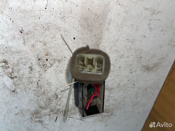 Кнопка стеклоподъемника задняя левая Kia Sportage