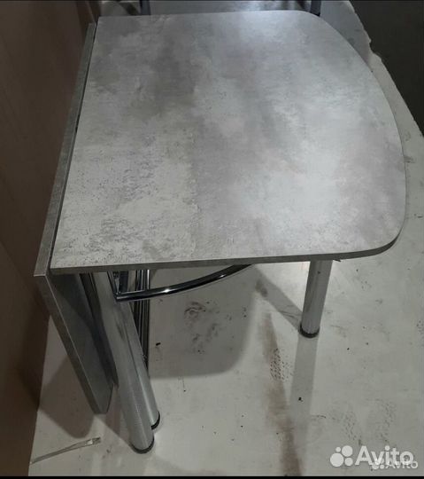 Стол пристенный