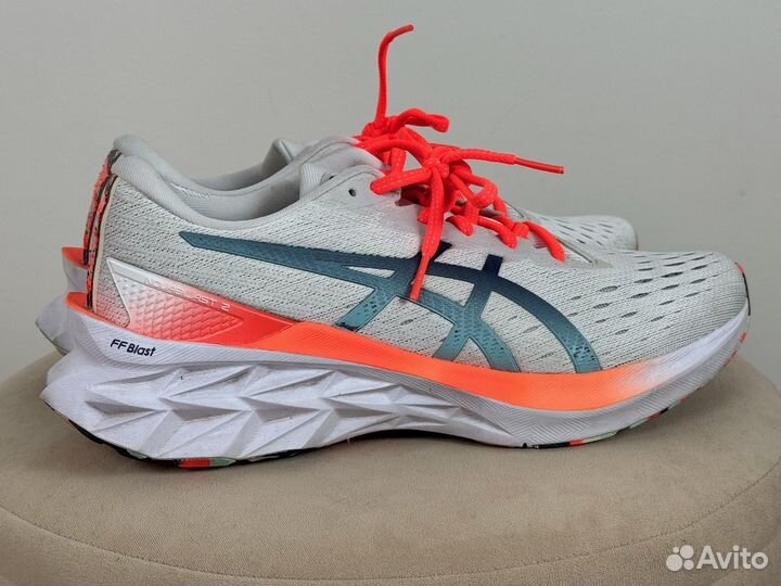 Беговые кроссовки 42 asics Novablast 2 женские