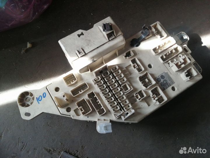 Блок предохранителей салона Toyota LC100 LX470