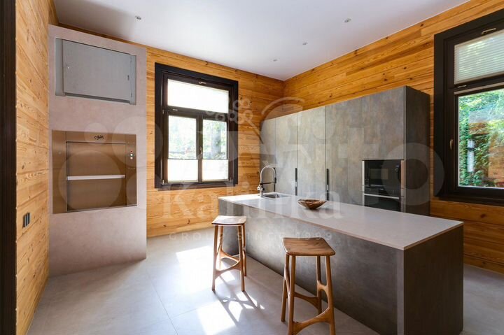 Дом 1600 м² на участке 21 сот.