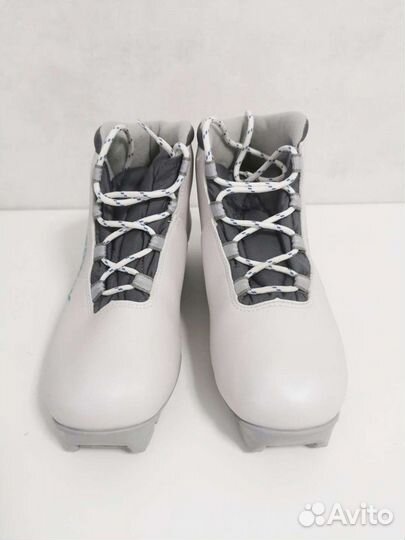 Лыжные ботинки женские в состоянии новых