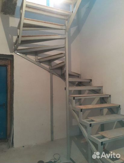 Лестница в частном доме / Металлокаркас