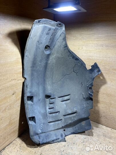 Подкрылок передний левый Mercedes W211 1704374