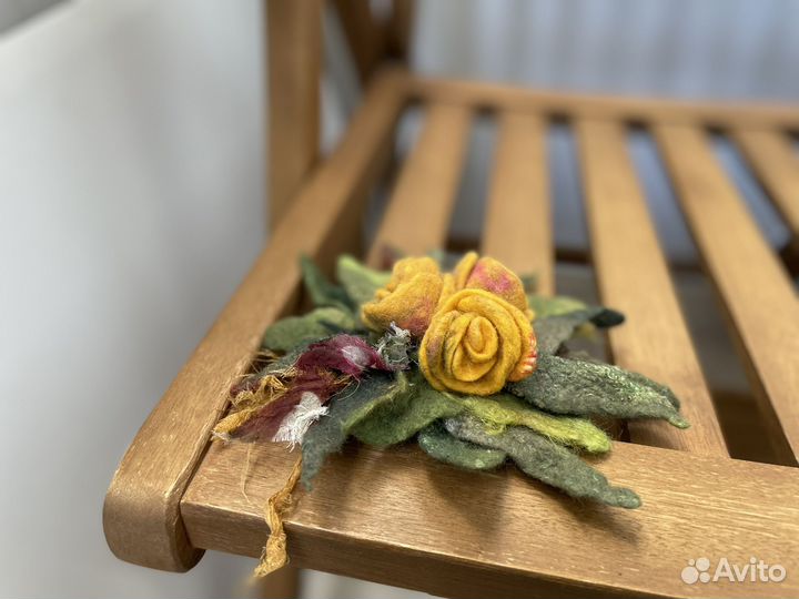 Валяная брошь 