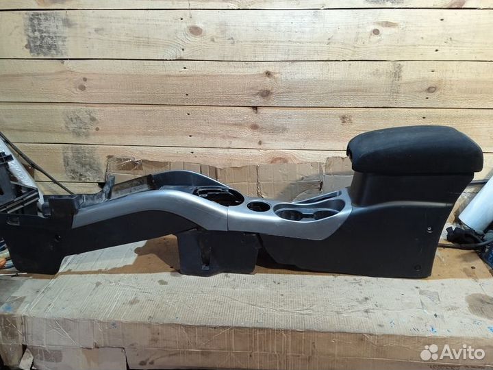 Консоль центральная (подлокотник) Mitsubishi Outla