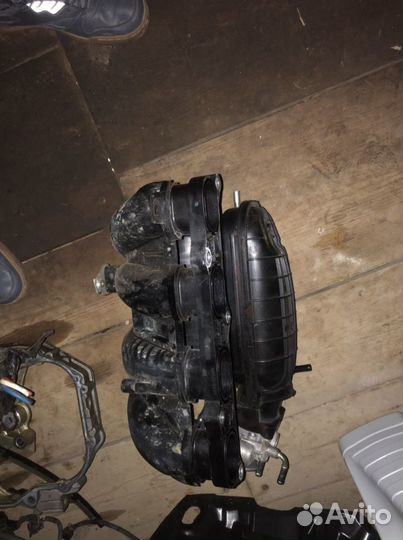 Впускной коллектор 14001-JA00A на qr25de Nissan