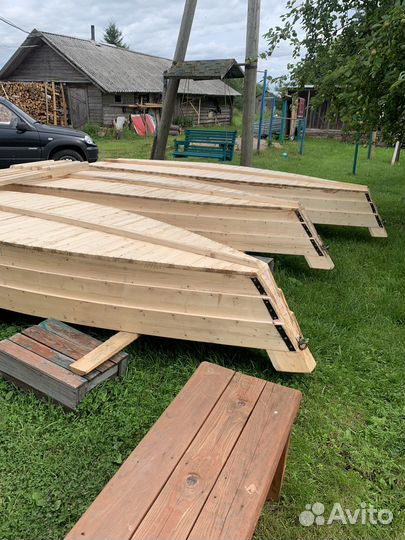 Лодка деревянная