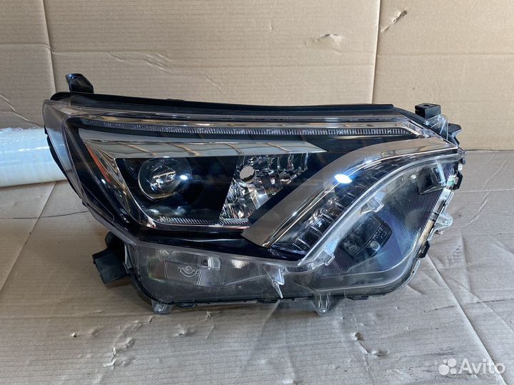 Toyota RAV4 фара правая Led