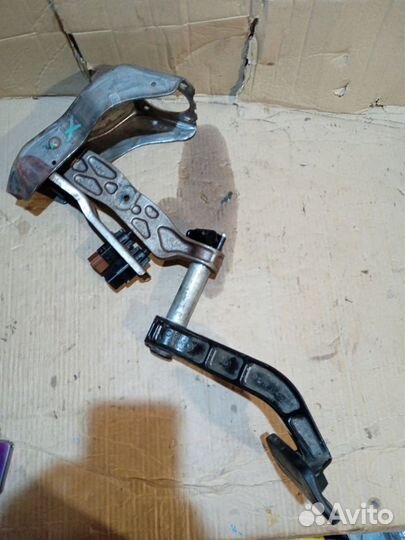 Педаль тормоза Infiniti QX56