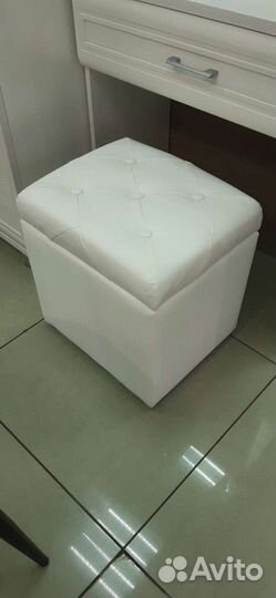 Пуфики белые и коричневые