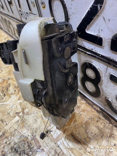 Замок двери передний правый Skoda Superb 2.8 2002