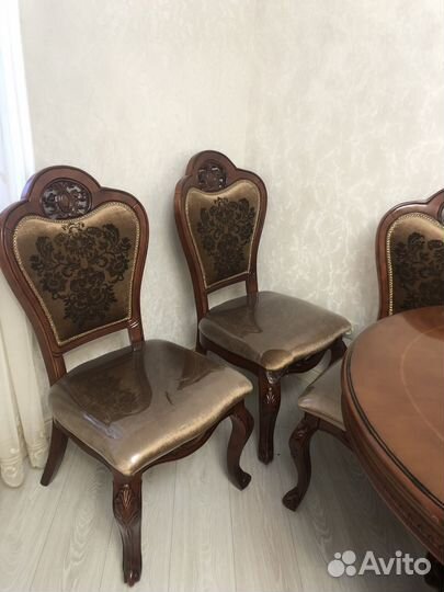 Стол и стулья