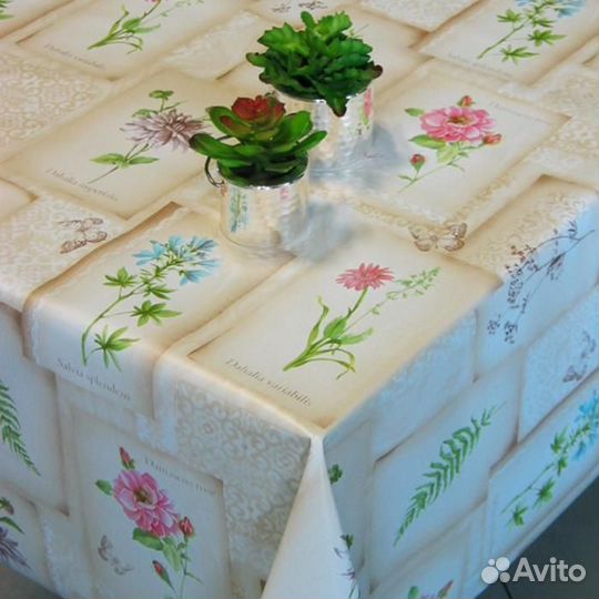 Клеёнка Camelia 140 см, рулон 20 м, рисунок «Далия