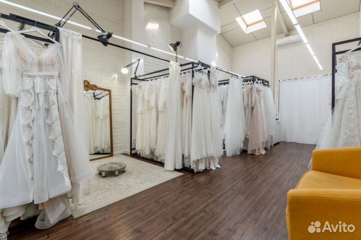 Свaдeбный caлон c пятидесяти тыcячнoй ayдитopиeй