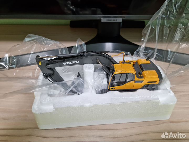 Модель эксковатора Volvo ec220d 1:50 (новая)