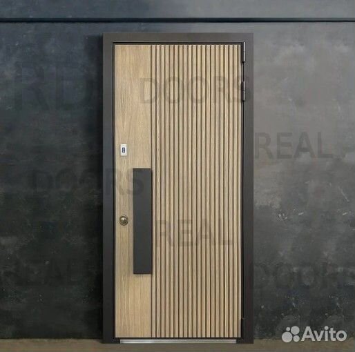 Дверь входная металлическая с широкой ручкой