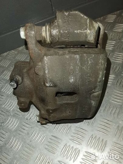 Суппорт тормозной передний левый на kia optima